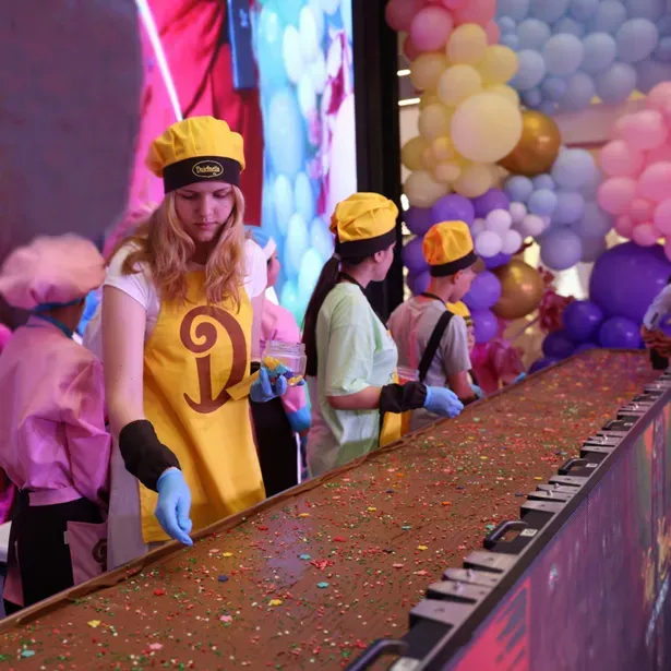 Willy Wonka together with over 30,000 children, recorded the RECORD of the largest chocolate in the country