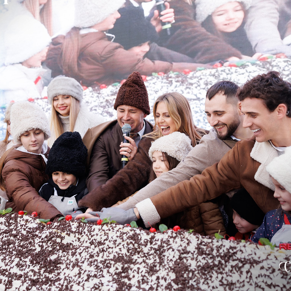 RECORD NAȚIONAL – Cel Mai Mare Tort „Cușma lui Guguță”, stabilit la PORT MALL!